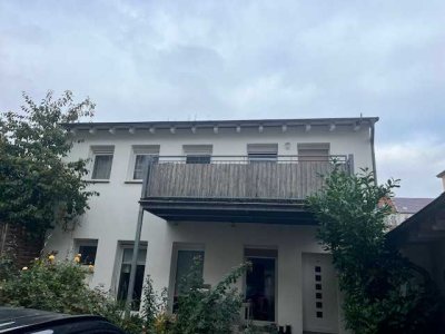 Kutscherhaus mit Terrasse und 2 Garagen im Leipziger Osten