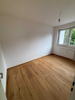 Schöne 3 Zimmer Wohnung mit gehobener Ausstattung , Balkon mit neuwertiger Markise, Einbauküche
