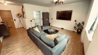 Stilvolle 2,5-Zimmer-Stadtwohnung mit großer Privatterrasse, EBK und optionalem Garagenstellplatz