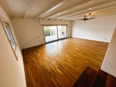 Charmantes Einfamilienhaus mit großem Hof, 2 Garagen und ausgebautem Dachgeschoss – Einzugsbereit!