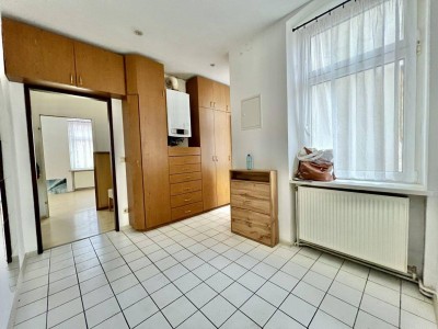 Sanierungsbedürftige ALTBAU Wohnung in 1150 Wien - 2 Zimmer - 56m² gew. NFL - Keller - Küche - 4. Stock KEIN LIFT