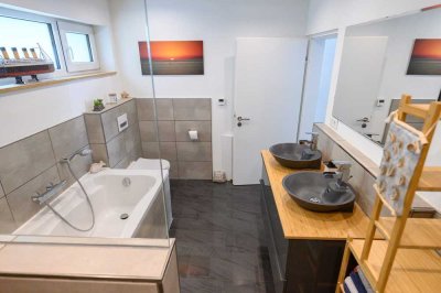 **Top modernisierte 3,5-Zi-Whg, 92m² Wfl., EBK, Balkon, TG-Platz in Höfen**