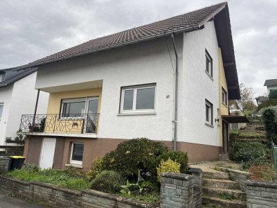 Sanierungsbedürftiges EFH - ruhige Hanglage.