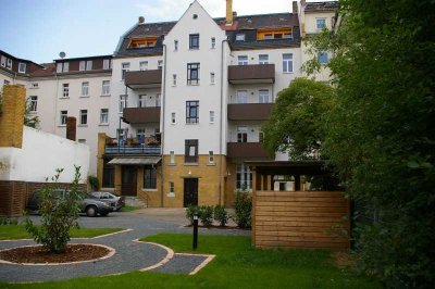 Sanierte Altbauwohnung im Dachgeschoss mit Loggia und Parkettboden !