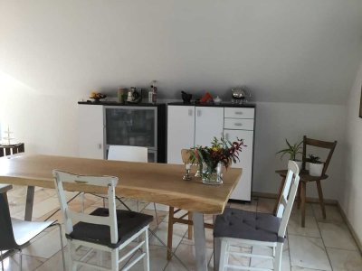 Geschmackvolle, gepflegte 3,5-Raum-Maisonette-Wohnung mit Balkon und EBK in Bernstadt