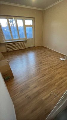 Schöne Dachgeschosswohnung, mit Balkon, 2 große Zimmer + Wohnküche