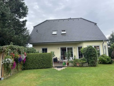Einfamilienhaus mit Garagen in Großziethen  zu vermieten