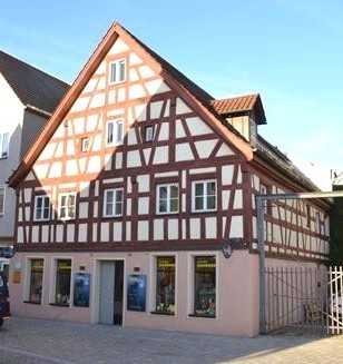 Wohn- und Geschäftshaus mit historischem Charme im Zentrum von Roth  RM4642