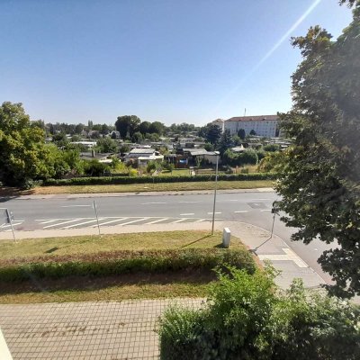 Hochwertige Vier-Raum-Wohnung mit Balkon, Gäste-WC und Pkw-Stellplatz