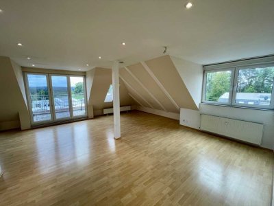 Exklusive 3-Zimmer Dachgeschosswohnung mit Balkon in Neunkirchen-Seelscheid
