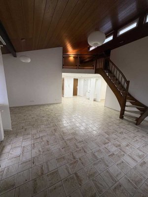 Helle 3,5-Zimmer Maisonette-Wohnung mit Balkon und Garage in Welzheim