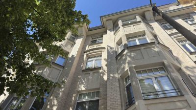 „Herrschaftlicher Altbauflair trifft modernen Wohnkomfort – stilvoll sanierte 3-Zimmer-Wohnung"