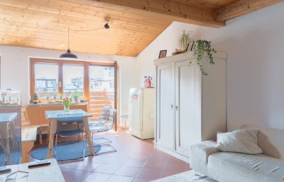 PREISREDUKTION: Sonnige Altbau-Wohnung mit ausbaufähigem Dachboden in ruhiger Innenstadt- Lage