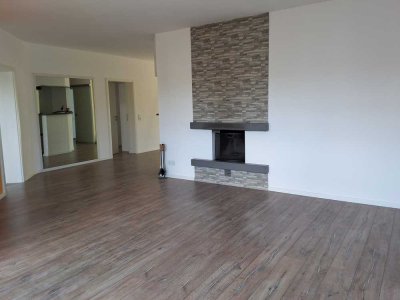 Schöne 4-Zimmerwohnung mit zwei Balkonen und Garage
