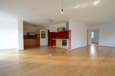 Großzügig geschnittene 2,5 Zimmer-Wohnung mit offenem Küchenbereich und Einbauküche * Hauswirtschaft