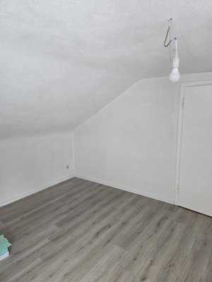 3 Zimmer DG Wohnung
Heizkosten in Nebenkosten enthalten : Ja