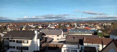 Erstbezug nach Sanierung mit Balkon: Freundliche 3-Zimmer-DG-Wohnung mit geh. Innenausstattung