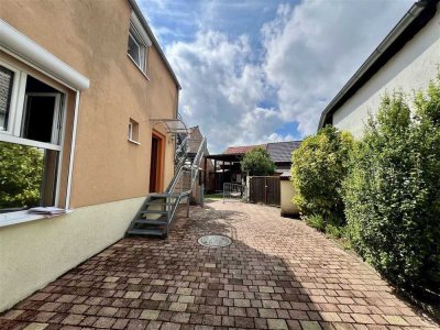 Teilsaniertes Wohnhaus (WEG) im Ortskern von Egg.-Leopoldshafen mit Hof, Carport + Gartengrundstück!