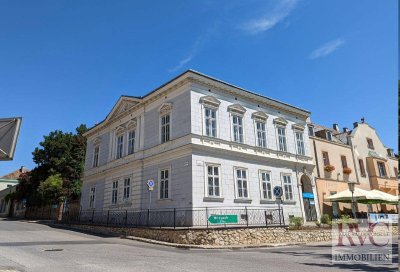„Wohnung in einer Jugendstilvilla am Hauptplatz: Ihre Wohnung mit Zukunftspotenzial“