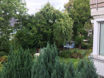 Zentrale ruhige Wohnung mit Blick ins Grüne und einem offenen Kamin