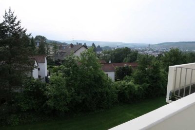 Helle freundliche Wohnung mit Aussicht und Balkon am Johannisberg