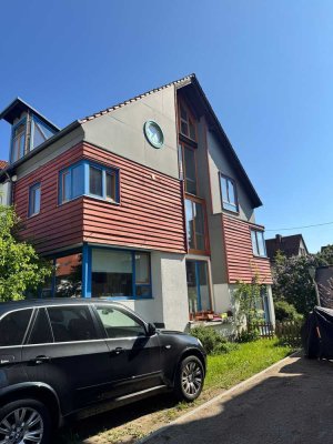 Moderne, klimatisierte Wohnung mit viereinhalb Zimmern und EBK in Frankfurt