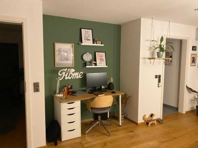 Geschmackvolle, sanierte 2-Zimmer-Dachgeschosswohnung mit geh. Innenausstattung mit Terrasse und EBK