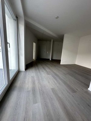 Erstbezug: 3 Zimmer mit Loggia, Einbauküche & Stellplatz / Neubau KfW70