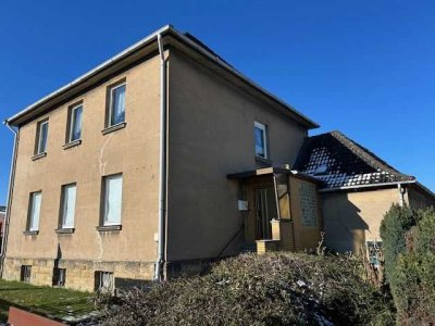 Barsinghausen (zentrumsnah): Renovierungsbed., teilverm. 2-FH mit Anbau (inkl. Doppelgarage)