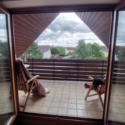 Lichtdurchflutete großzügige Dachgeschosswohnung mit Balkon