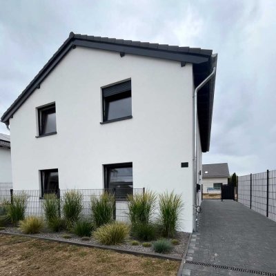 Neuwertiges 8-Zimmer Haus mit 180 m² in Jülich mit Einbauküche