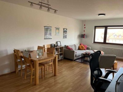 Zentral gelegene und sehr gepflegte 2 Zi.-Wohnung mit Lift und Balkon