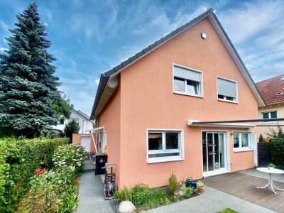 Neuwertiges Einfamilienhaus mit Doppelgarage in Steinenbronn