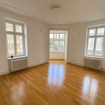 Stilvolle, helle und zentral gelegene Altbauwohnung,WG geeignet