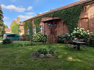 WOHNEN IN EINER ALTEN SCHULE - PLATZ FüR EINE ODER ZWEI FAMILIEN