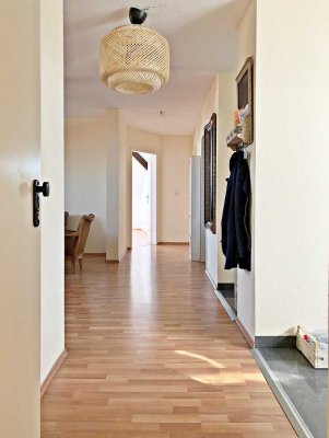 charmante 3 Zi.-Altbau-DG-Whg. m. offenem Wohnbereich in zentraler Lage (max 3 Bewohner, KEINE WGs )