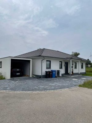 **Moderner Bungalow (Baujahr 2022) in ruhiger Lage mit Wärmepumpe, EBK & Garage – Provisionsfrei**