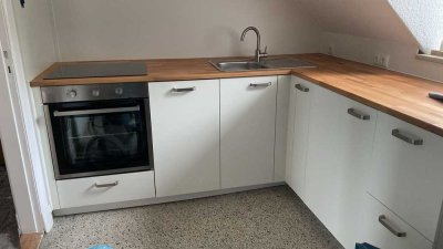 Vollständig renovierte 2,5-Zimmer-Dachgeschoss-Wohnung mit neuer Einbauküche in Kiel-Südfriedhof