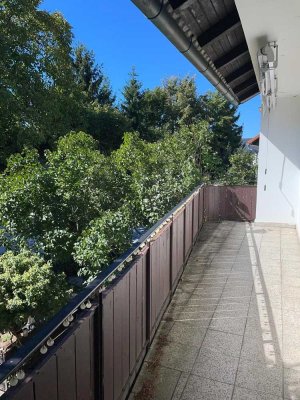 Helle großzügig geschnittene 6-Zimmer-Wohnung über 2 Etagen mit Balkon und Gartenanteil