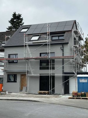 Moderne Doppelhaushälfte mit zwei Wohneinheiten - Erstbezug