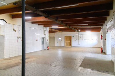 Geräumige Gewerbehalle mit Büro und Sozialräumen in Nordhastedt mieten