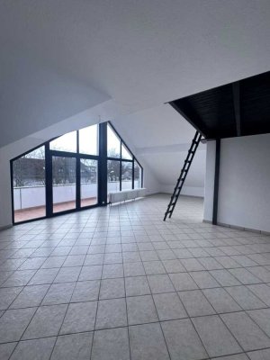 *Lichtdurchflutete Wohnung mit sonnigem Balkon*