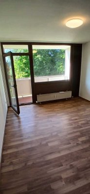 Freundliche und vollständig renovierte 2-Raum-Wohnung mit Balkon und EBK in Kempen