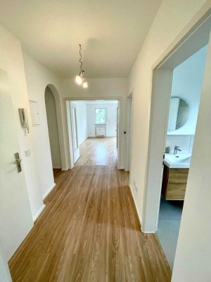 Exklusive, vollst. renovierte 2,5-Zimmer-Wohnung mit geh. Innenausstattung mit Balkon