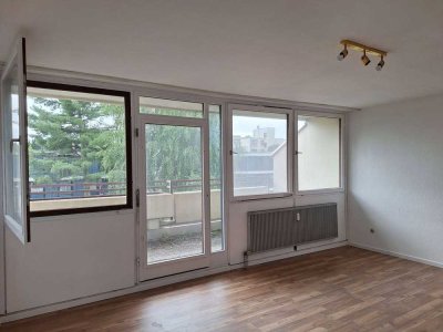 1-Zimmer-Wohnung mit Süd-Balkon und Schwimmbadnutzung – Küche & Bad renovierungsbedürftig