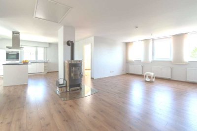 Helle Dachgeschoss-Wohnung mit Kamin, Klimaanlage