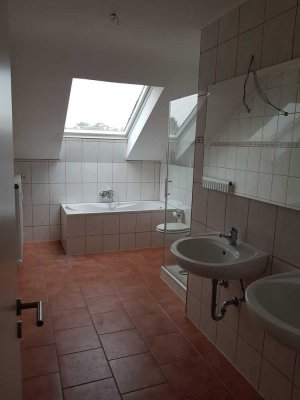 4-Zimmer Dachgeschosswohnung mit Galerie in Neus-Grimlinghausen