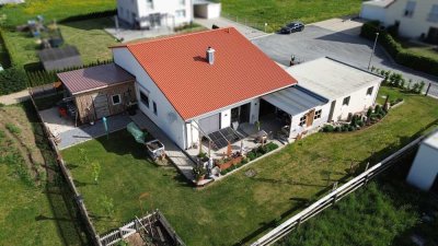 Moderner Bungalow mit Garten und großzügigen Garagenflächen