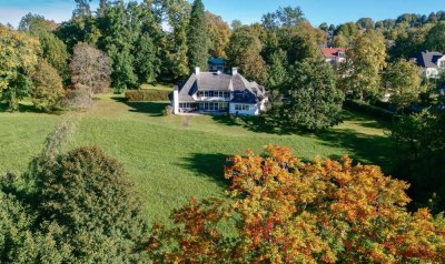 Licht, Weite, Natur – Villa auf großem Grundstück