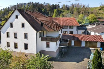 • Anwesen mit ca. 1.800 m² Grundstück • großzügiges Wohnhaus mit viel Charme